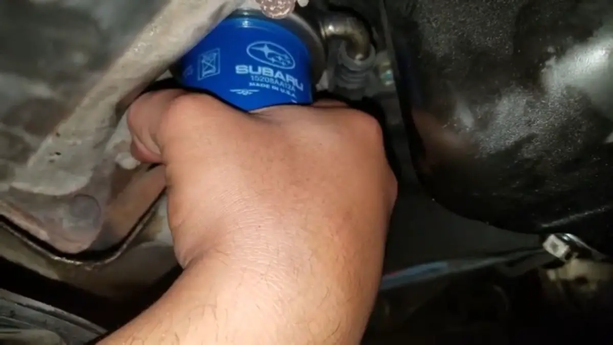 Can oil filter be hand tight?