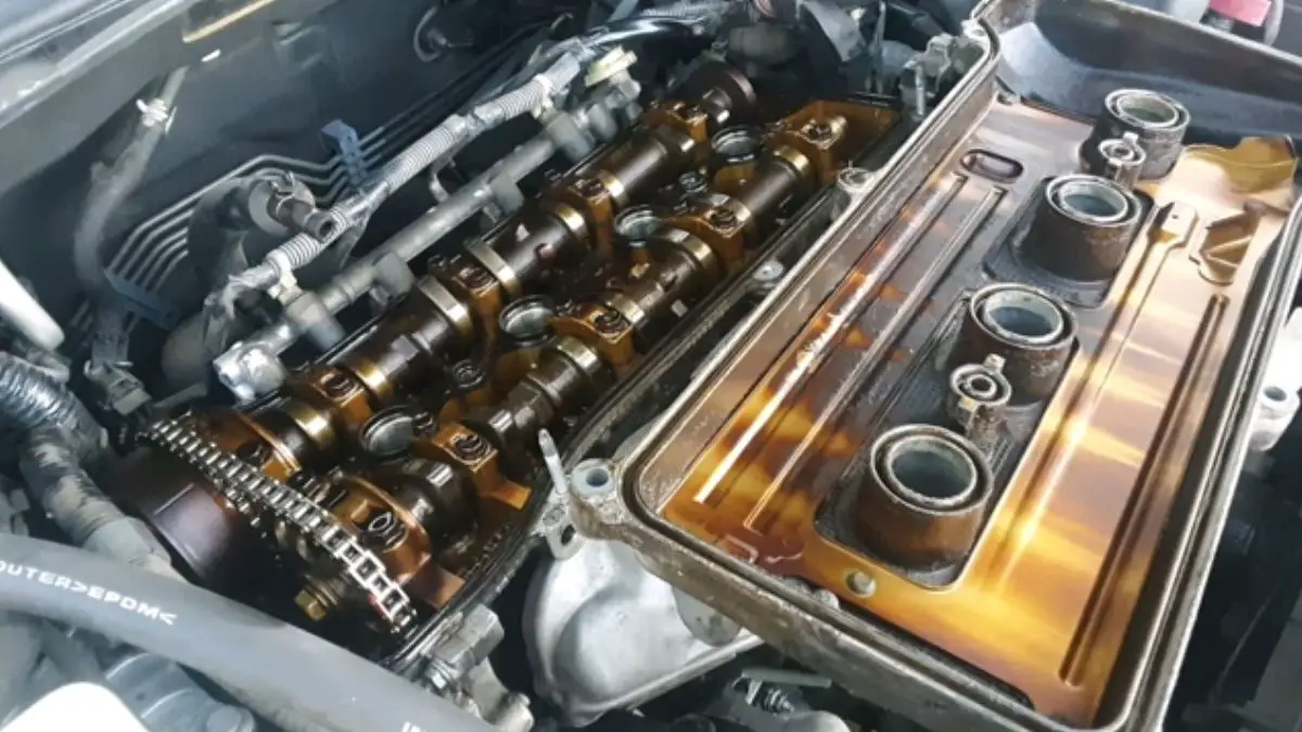 Can a leaking valve cover gasket cause low oil pressure